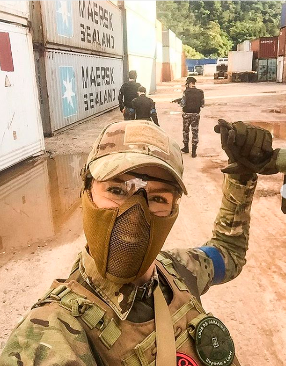 Saloli com apoio da equipe em jogo de airsoft Saloli pronta para o jogo de airsoft que aconteceu em Itajaí - SC