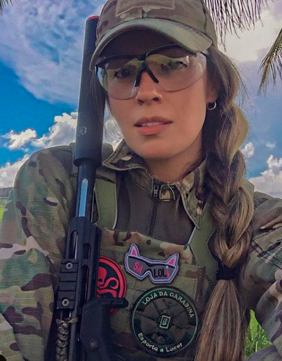 Saloli com óculos de proteção UVEX antiembaçante Saloli preparada para o jogo com o óculos de segurança UVEX Supremo que é antiembaçante