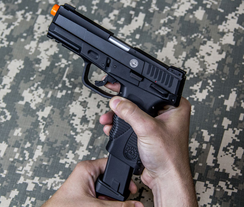 Retirar o magazine da pistola Imagem de uma pistola tendo o magazine retirado