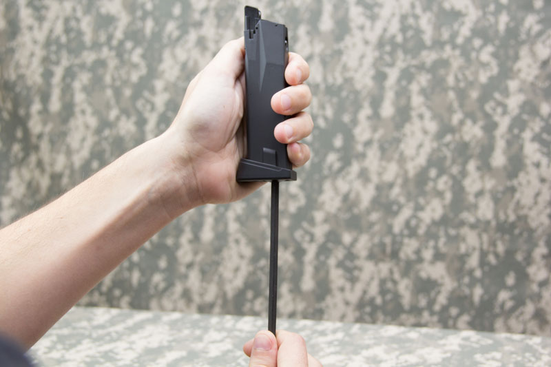 Apertar o cilindro na posição vertical Forma correta de apertar o cilindro no magazine, na posição vertical com a chave adequada, que acompanha o equiiopamento