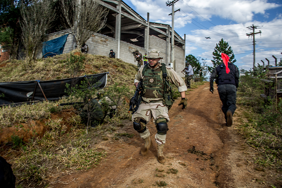 jogador de airsoft com pano vermelho na cabeça