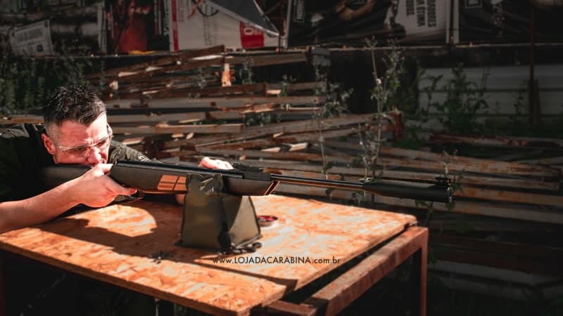 tiro apoiado com mira aberta para regular a mira da carabina de pressão