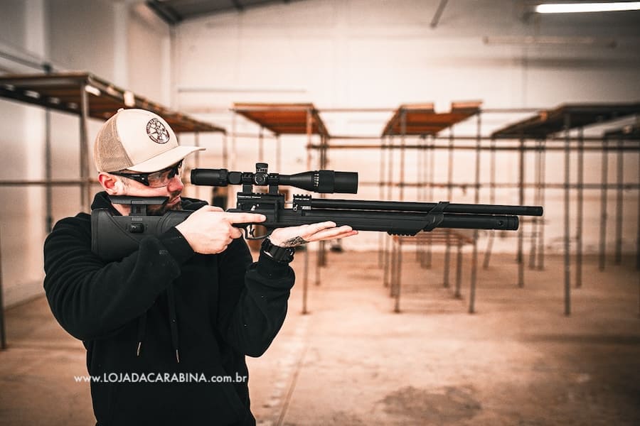 tiro de precisão com carabina de pressão com luneta