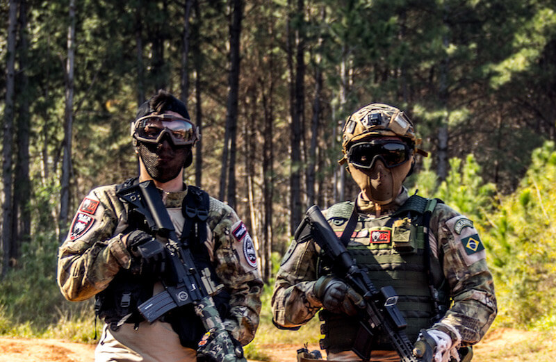 operadores de airsoft com oculos de protecao especial