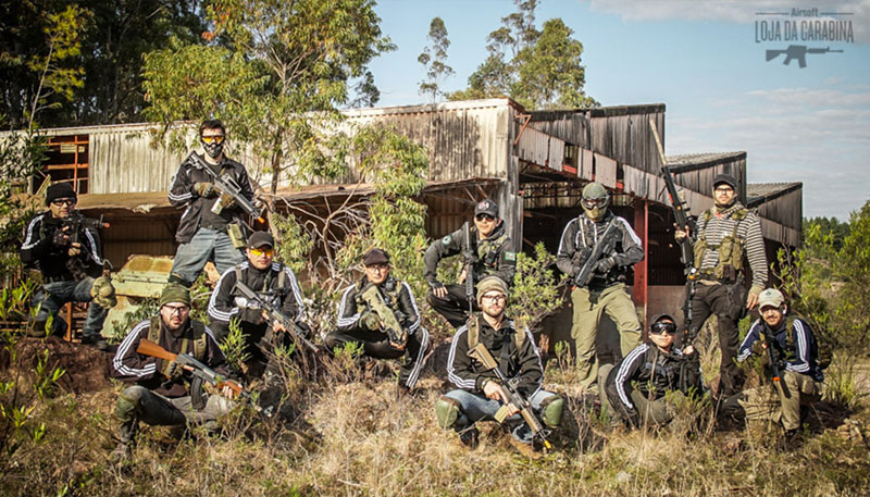 Equipe em jogo de airsoft Equipe em jogo de airsoft